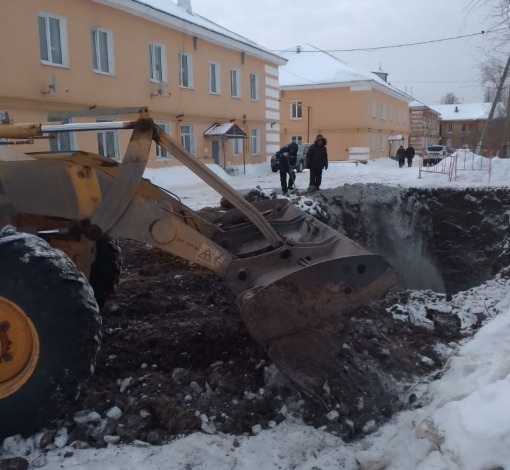 Экскаватору пришлось копать уступами, углубляясь до поврежденного места на 6,5 метров, чтобы грунт не проваливался устанавливали щиты.